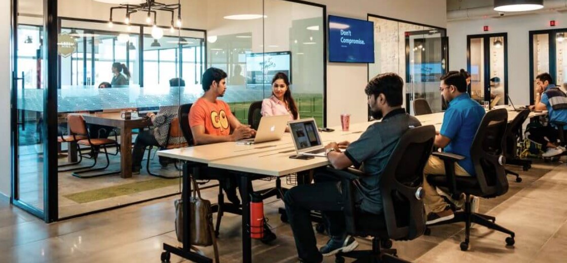 Founders collaborating in an Ireu accelerator cohort